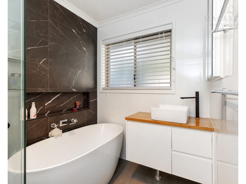 4 Gunyah Place, Glenfield Park NSW 2650