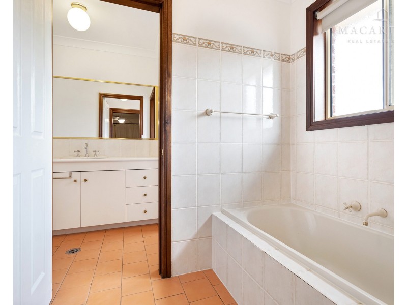 2/2 Lachlan Place, Tatton NSW 2650