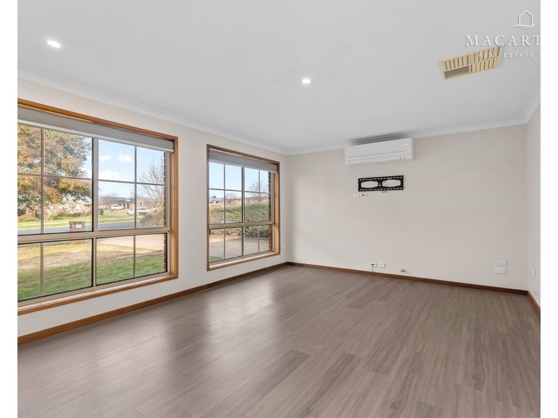 8 Avocet Drive, Estella NSW 2650