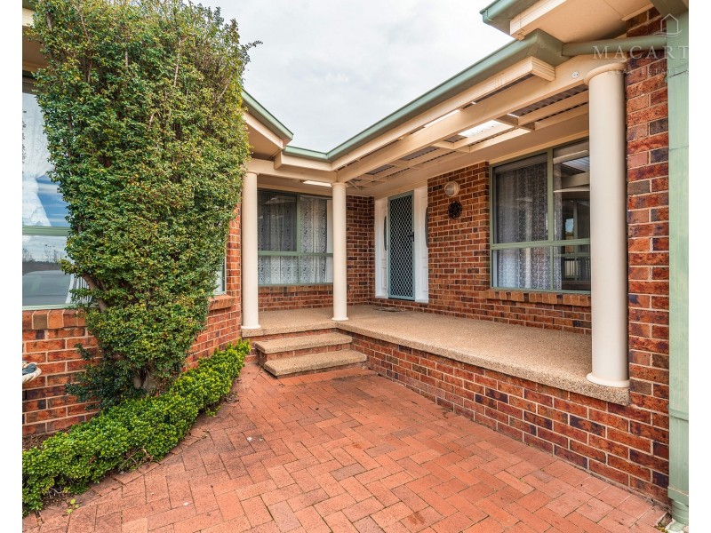 5 Chisholm Place, Lloyd NSW 2650