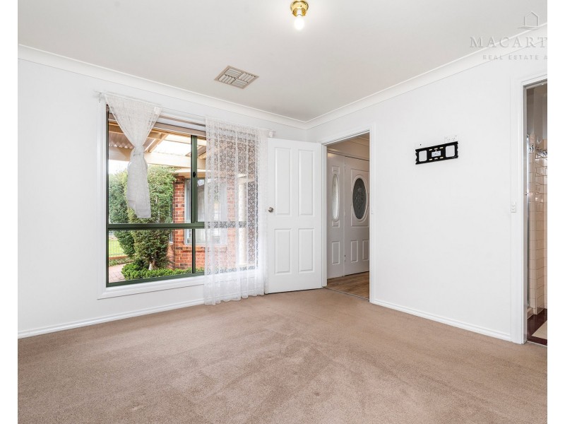 5 Chisholm Place, Lloyd NSW 2650