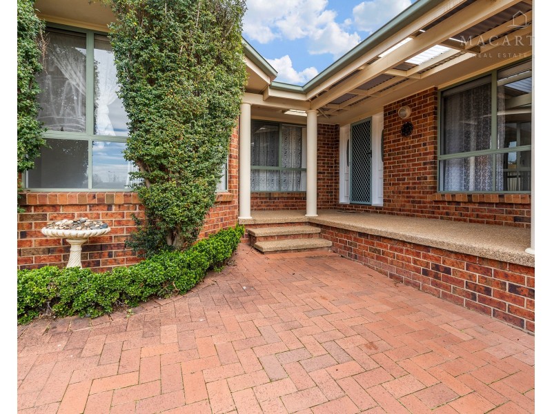 5 Chisholm Place, Lloyd NSW 2650