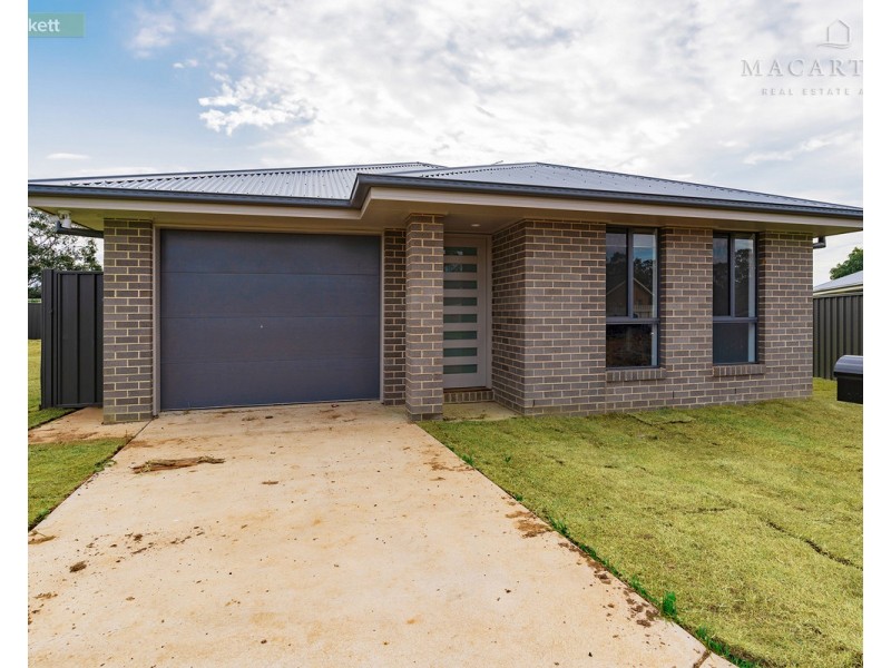1/5 Lockett Place, Tolland NSW 2650
