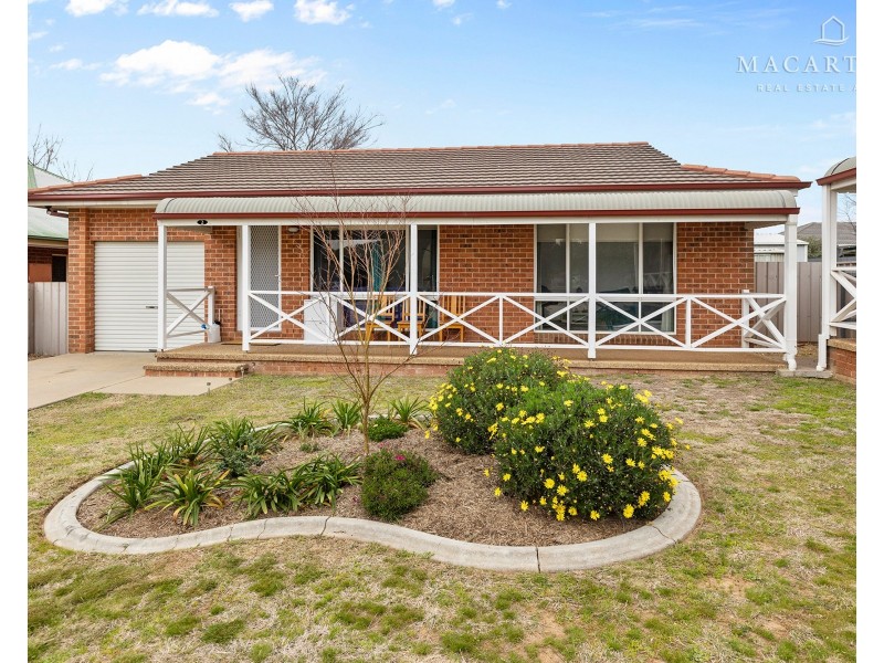 2/14 Canola Place, Estella NSW 2650