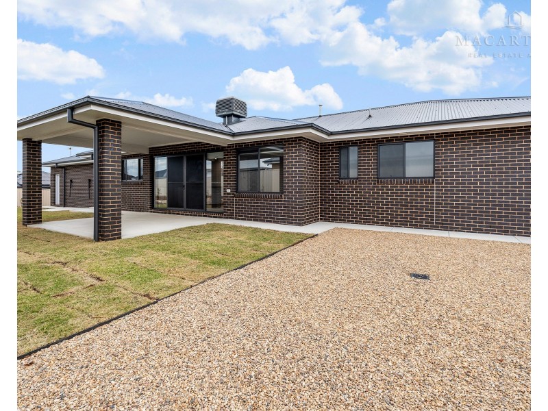3 Edgar Place, Gobbagombalin NSW 2650