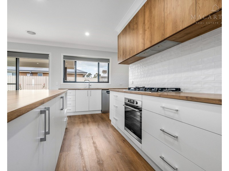3 Edgar Place, Gobbagombalin NSW 2650