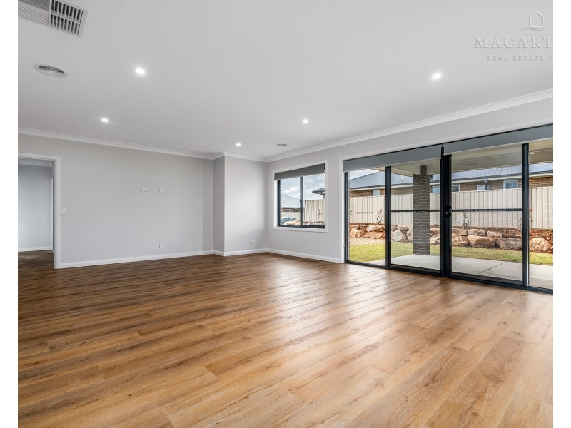 3 Edgar Place, Gobbagombalin NSW 2650