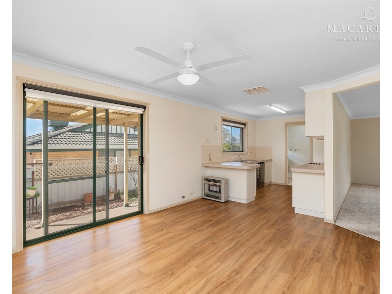 2/1 Tareena Place, Glenfield Park NSW 2650