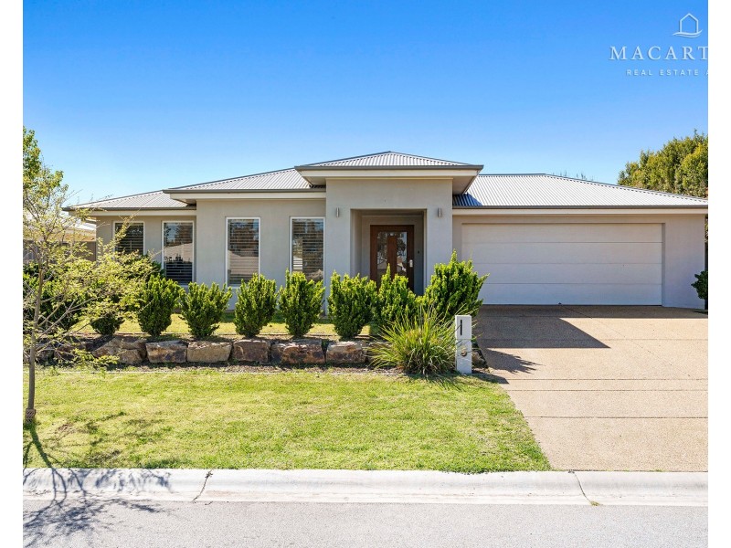 12 Yenda Avenue, Gobbagombalin NSW 2650