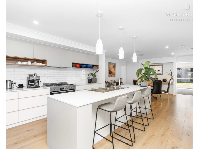 12 Yenda Avenue, Gobbagombalin NSW 2650