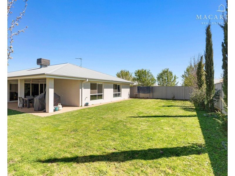12 Yenda Avenue, Gobbagombalin NSW 2650