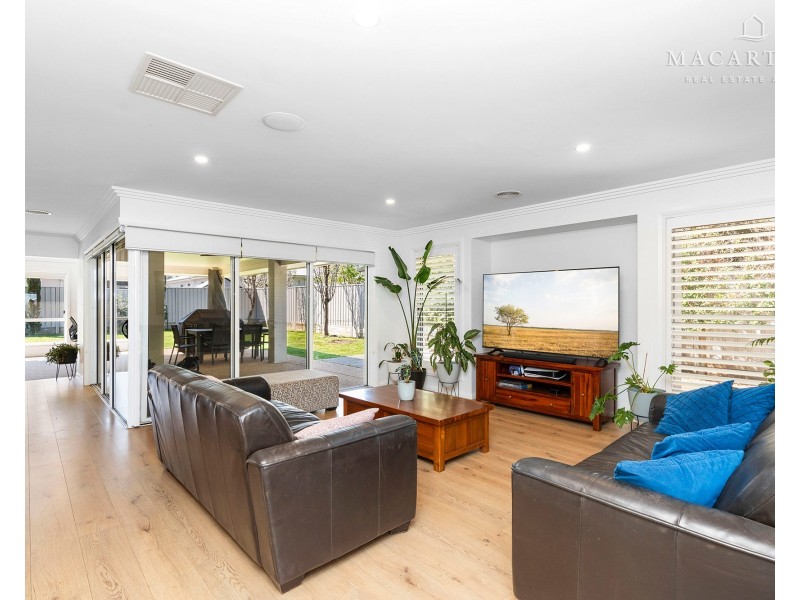 12 Yenda Avenue, Gobbagombalin NSW 2650