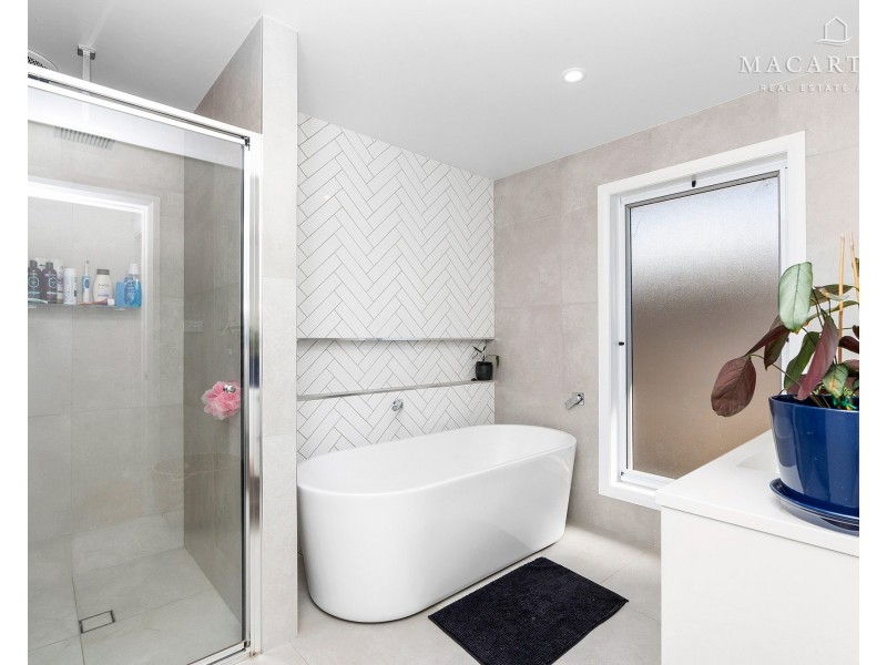 12 Yenda Avenue, Gobbagombalin NSW 2650