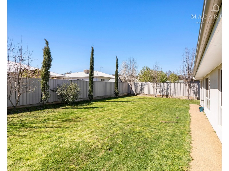 12 Yenda Avenue, Gobbagombalin NSW 2650
