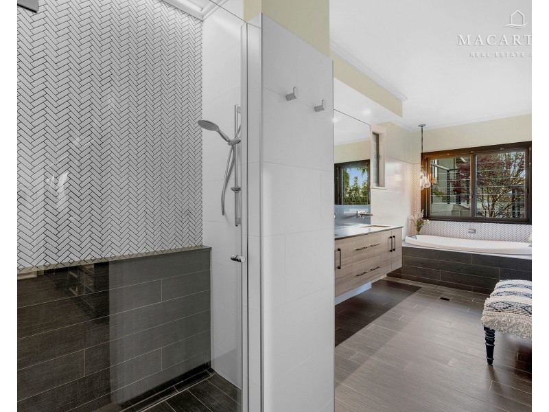 8 Robinia Place, Springvale NSW 2650