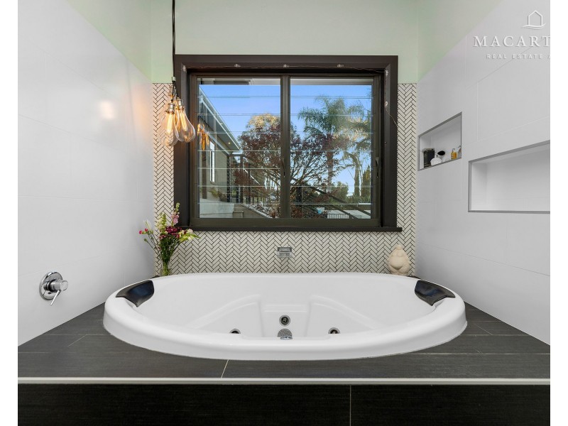8 Robinia Place, Springvale NSW 2650