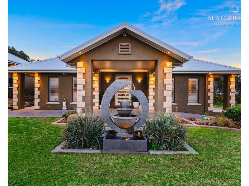 8 Robinia Place, Springvale NSW 2650