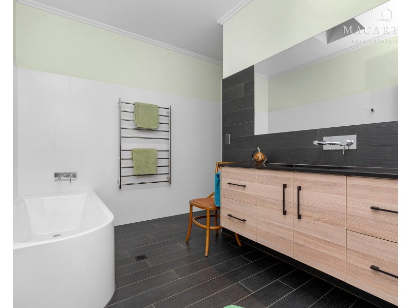 8 Robinia Place, Springvale NSW 2650