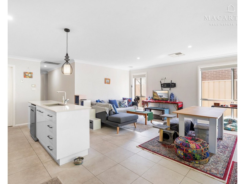 1/5 Mulberrygong Court, Gobbagombalin NSW 2650