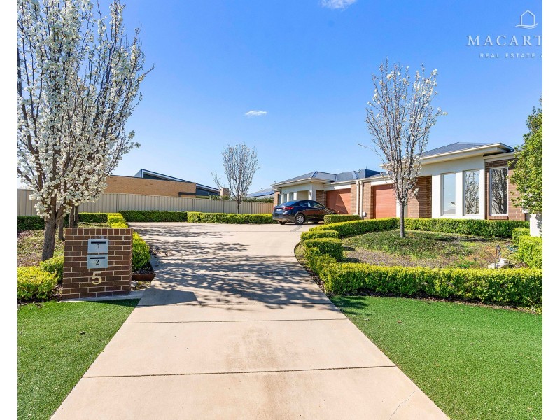 1/5 Mulberrygong Court, Gobbagombalin NSW 2650