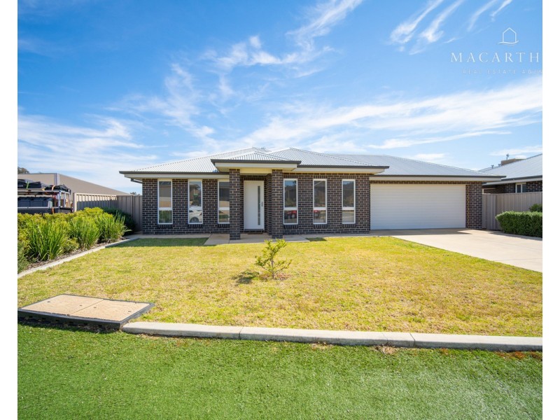 1/10 Watson Boulevard, Lloyd NSW 2650
