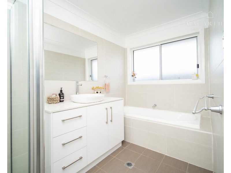 1/10 Watson Boulevard, Lloyd NSW 2650