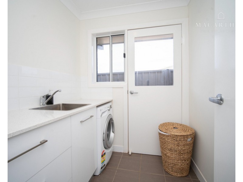 1/10 Watson Boulevard, Lloyd NSW 2650