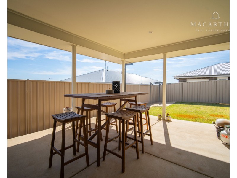 1/10 Watson Boulevard, Lloyd NSW 2650