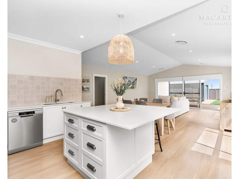 41 Valencia Drive, Gobbagombalin NSW 2650