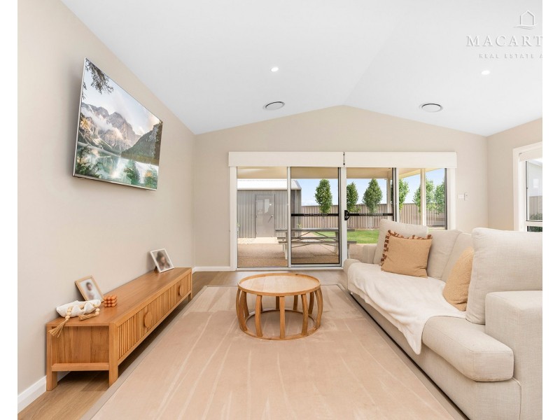 41 Valencia Drive, Gobbagombalin NSW 2650