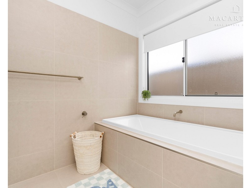 41 Valencia Drive, Gobbagombalin NSW 2650