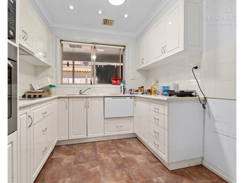 1 Gunyah Place, Glenfield Park NSW 2650