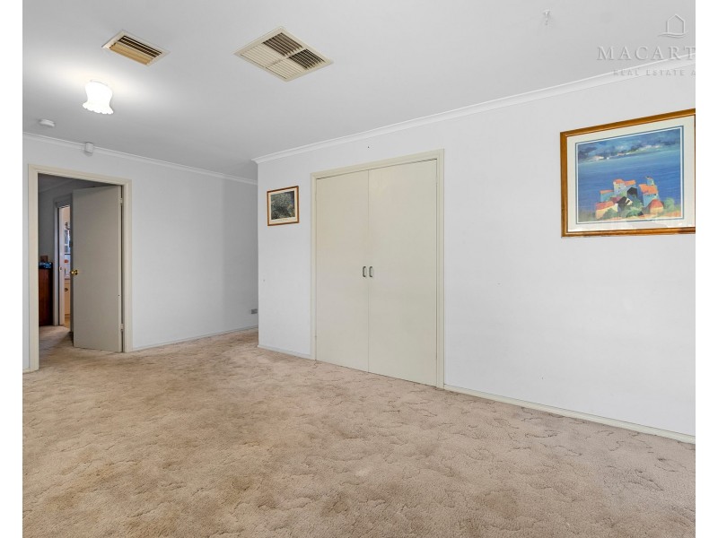1 Gunyah Place, Glenfield Park NSW 2650