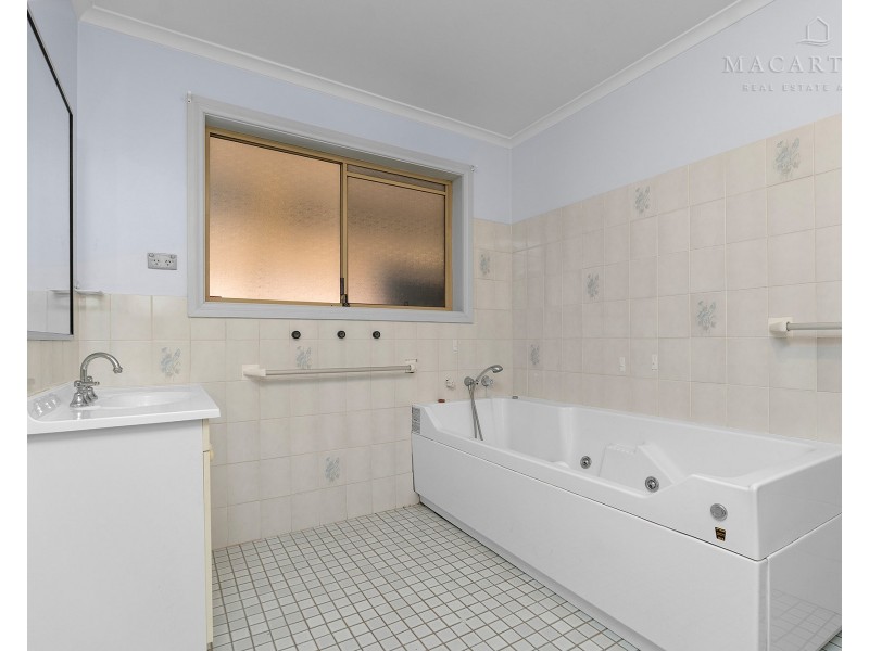 1 Gunyah Place, Glenfield Park NSW 2650