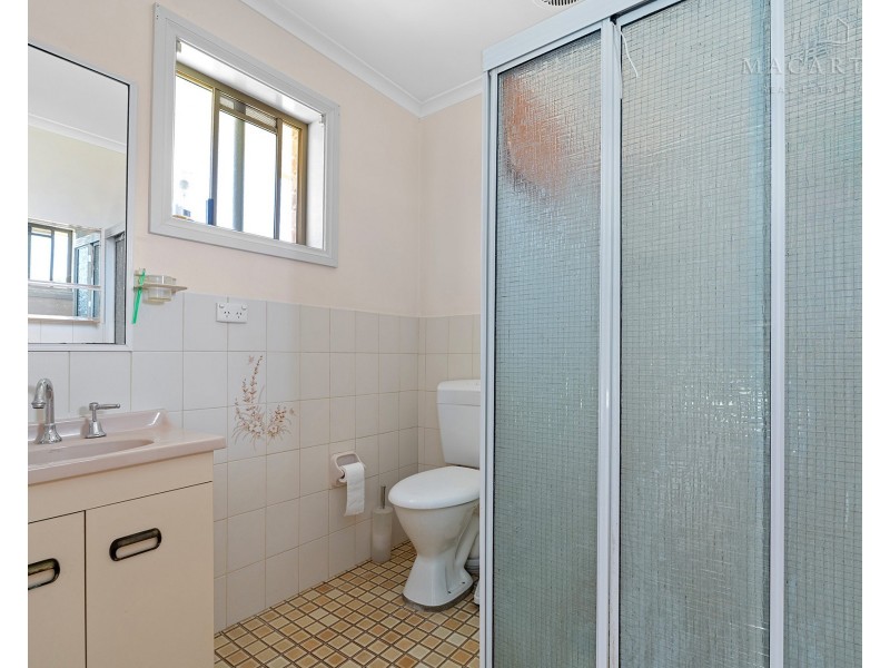 1 Gunyah Place, Glenfield Park NSW 2650