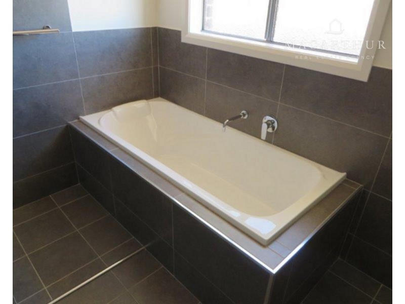 2/20 St Pauls Place, Gobbagombalin NSW 2650