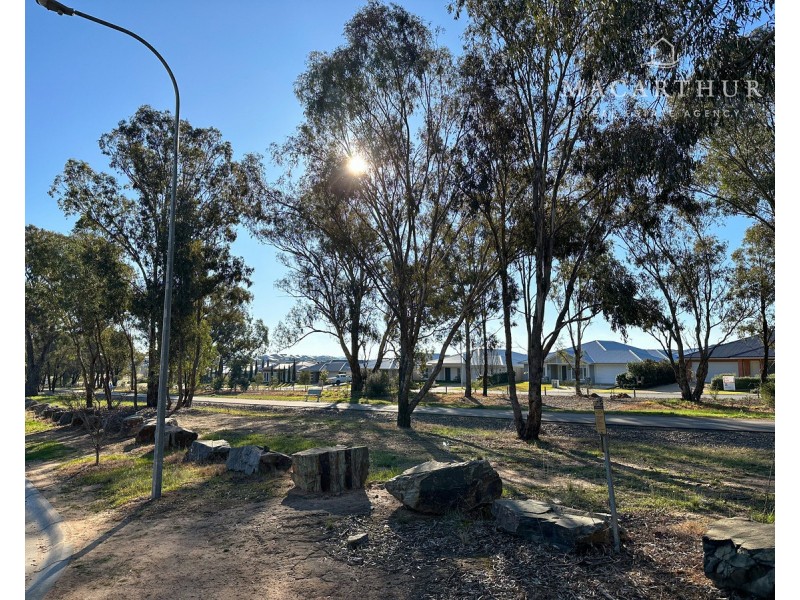 2/20 St Pauls Place, Gobbagombalin NSW 2650