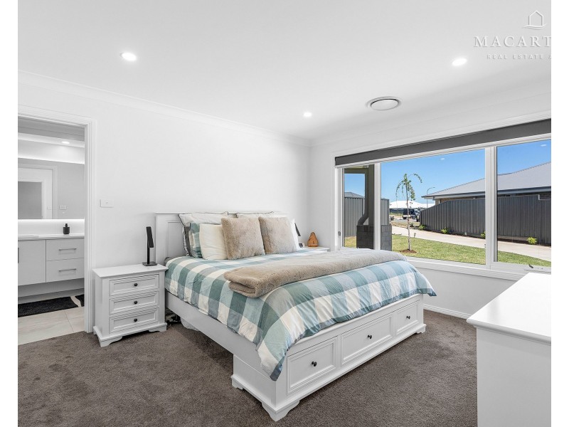 12 Flintwood Street, Forest Hill NSW 2651