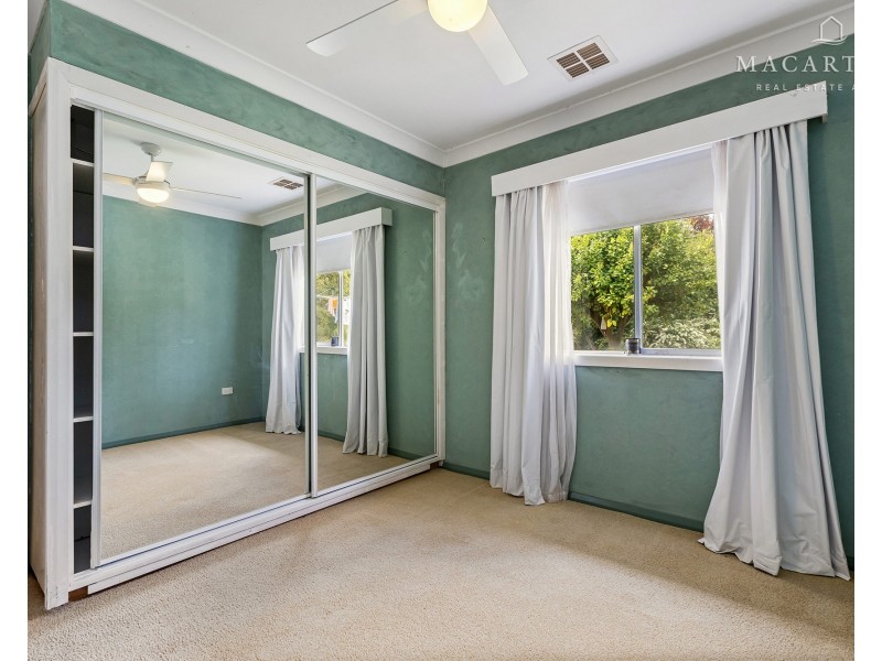4 Brunskill Road, Lake Albert NSW 2650