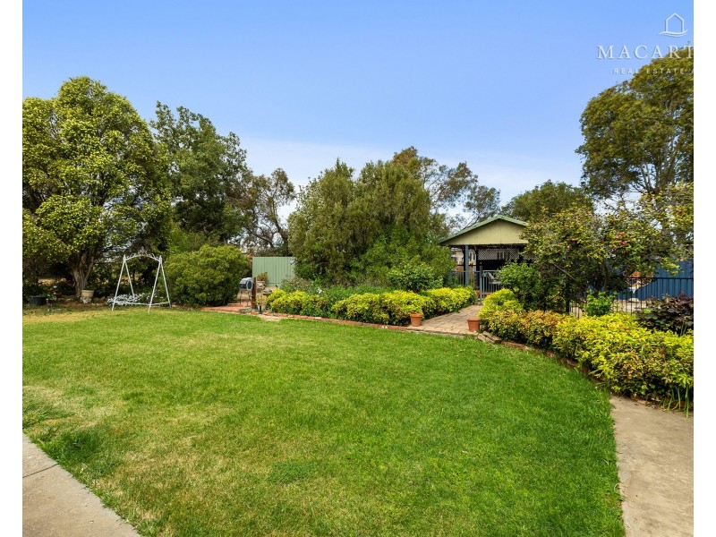 4 Brunskill Road, Lake Albert NSW 2650