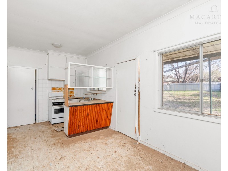 11 Ziegler Avenue, Kooringal NSW 2650