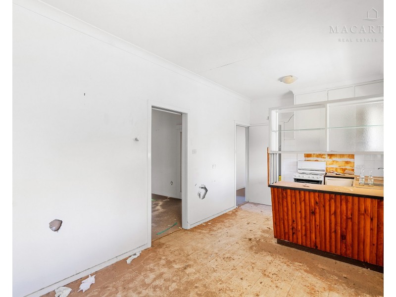 11 Ziegler Avenue, Kooringal NSW 2650