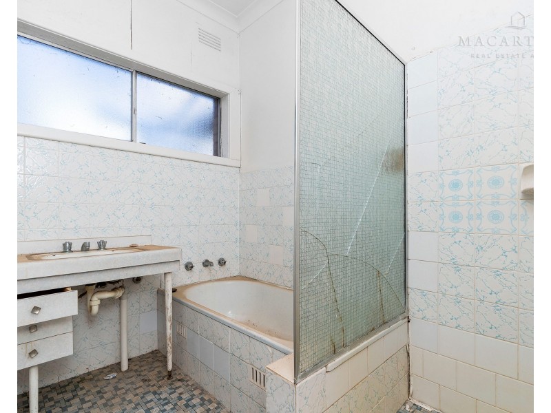 11 Ziegler Avenue, Kooringal NSW 2650