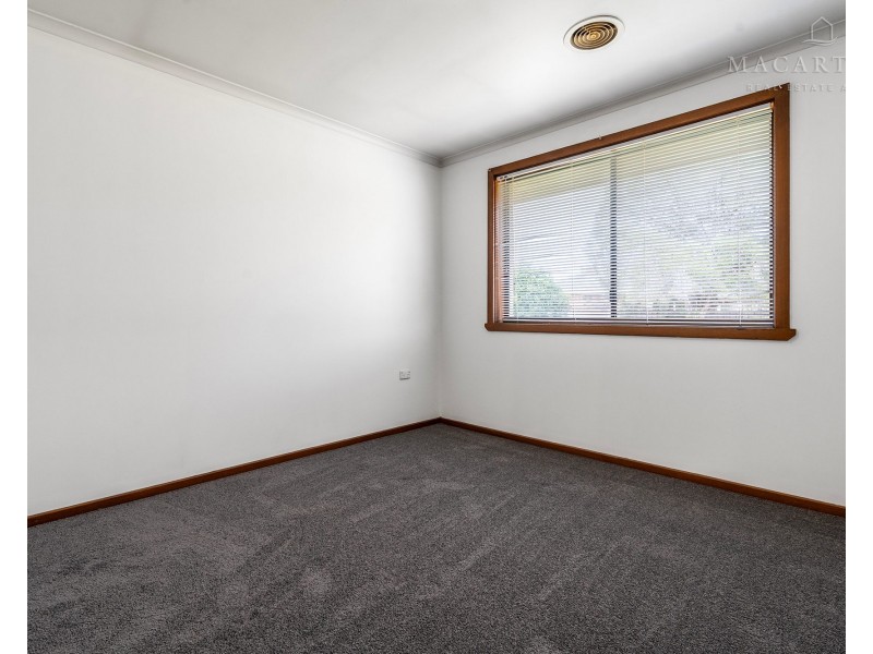 38 Pinaroo Drive, Glenfield Park NSW 2650