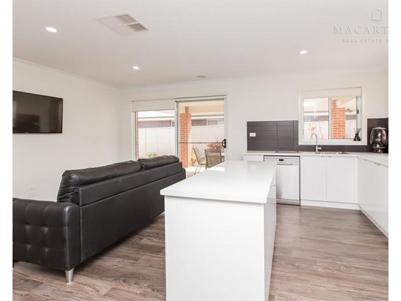 6 St Pauls Place, Gobbagombalin NSW 2650