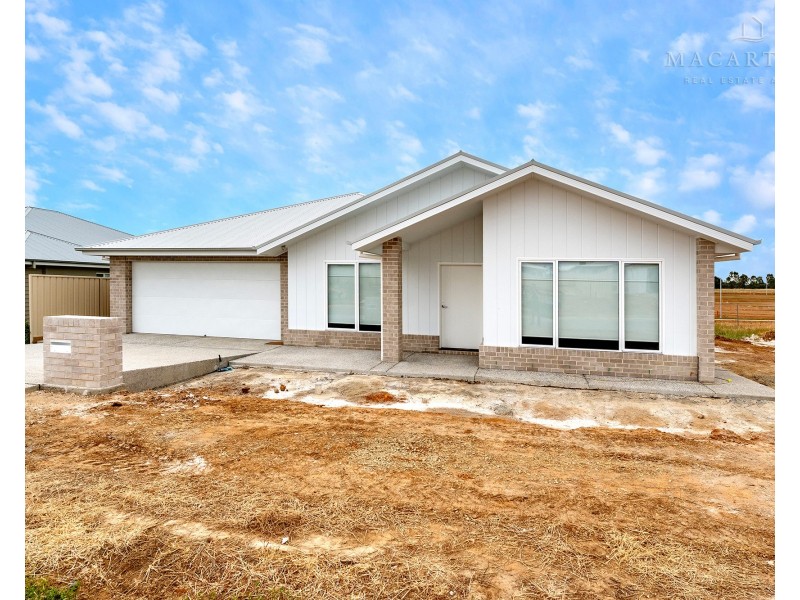 13 Lawrence Avenue, Gobbagombalin NSW 2650