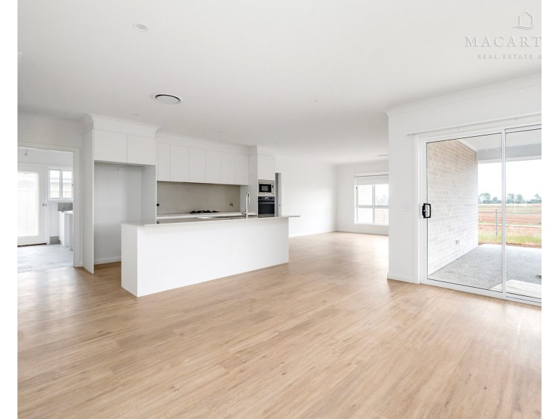 13 Lawrence Avenue, Gobbagombalin NSW 2650