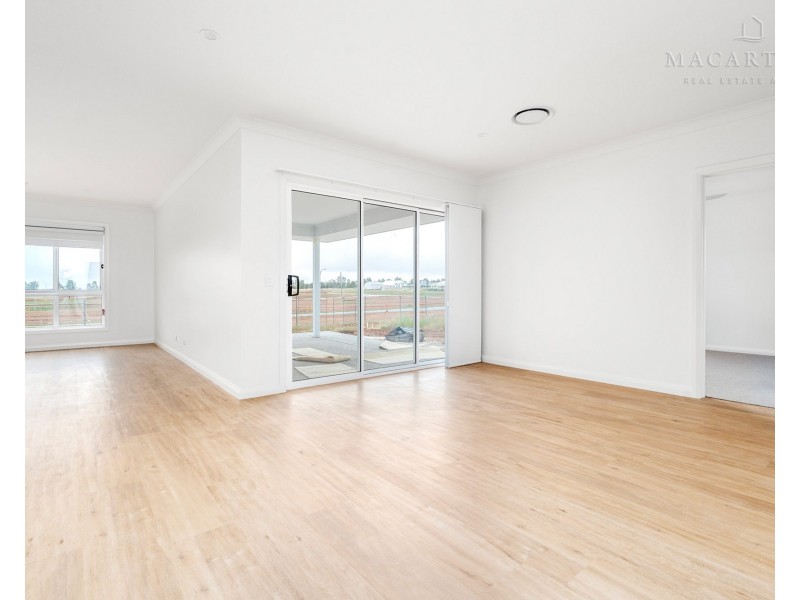 13 Lawrence Avenue, Gobbagombalin NSW 2650