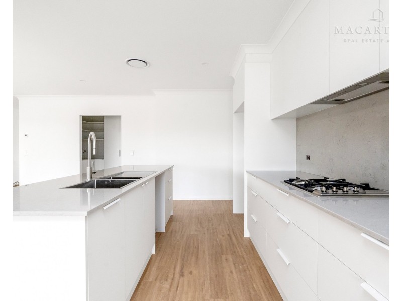 13 Lawrence Avenue, Gobbagombalin NSW 2650
