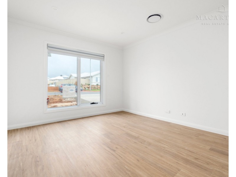 13 Lawrence Avenue, Gobbagombalin NSW 2650